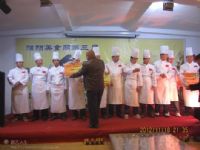 第二届全国名厨烹饪大赛上台领奖